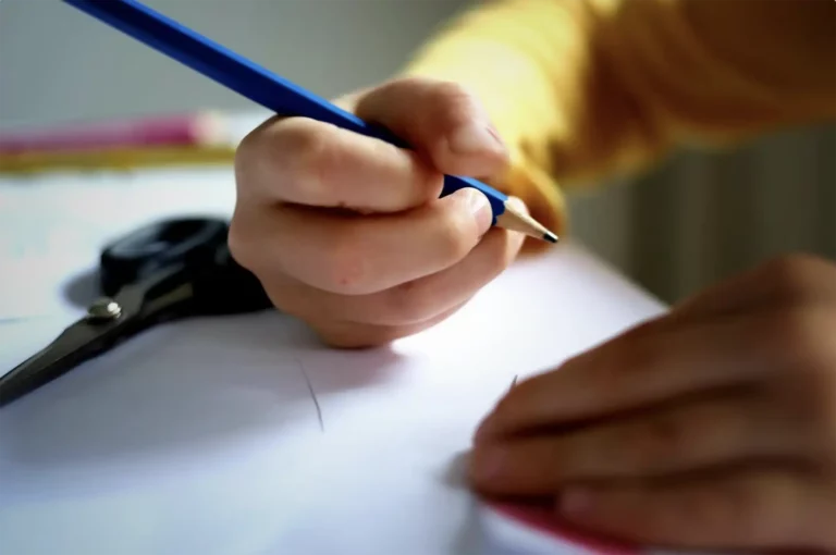 AESH : mise à disposition d’un modèle de mise en demeure pour la rentrée scolaire